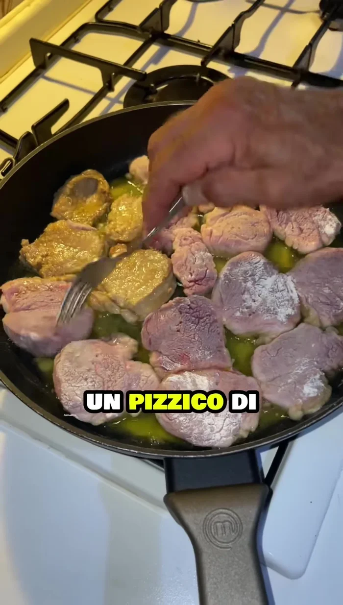 Aggiungere sale, pepe nero e sfumare con il Brandy. Alzare la fiamma per qualche minuto, girando i filetti.