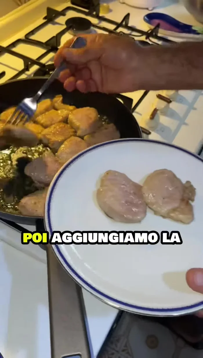 Aggiungere la panna fresca e il pepe verde fresco tritato finemente.
