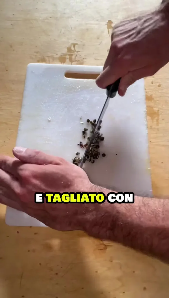 Mescolare bene per un paio di minuti, fino a quando la salsa si addensa.