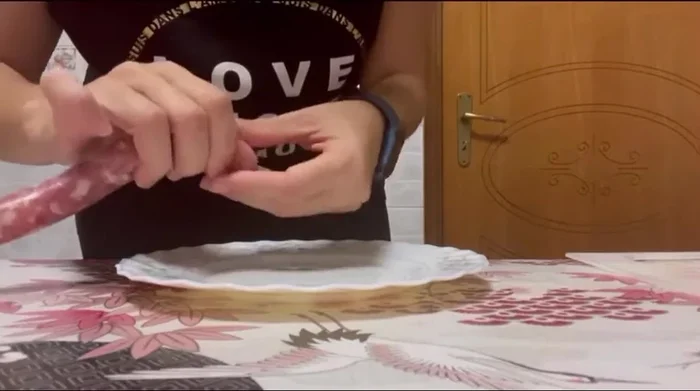 Togliere la salsiccia dal budello e sbriciolarla. (Preparare la salsiccia)