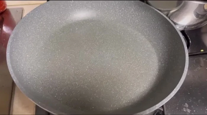 In una padella capiente, scaldare un filo d'olio a fuoco medio. (Aggiungere olio nella padella)