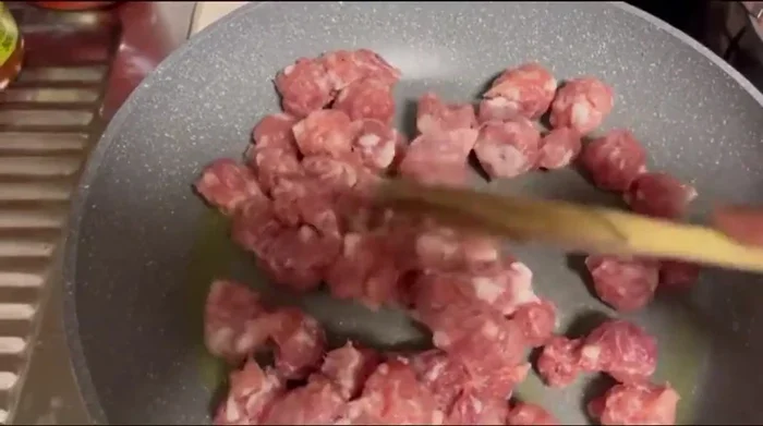 Aggiungere la salsiccia e farla rosolare bene, fino a quando non rilascia il suo grasso. (Rosolare la salsiccia)