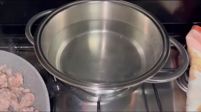 Unire i pomodorini, il sale, il concentrato di pomodoro e un mestolo di acqua di cottura. Mescolare. (Aggiungere pomodori, sale, concentrato di pomodoro e acqua)