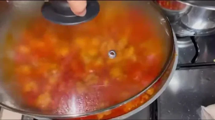 Coprire e lasciare cuocere. (Cuocere il sugo)