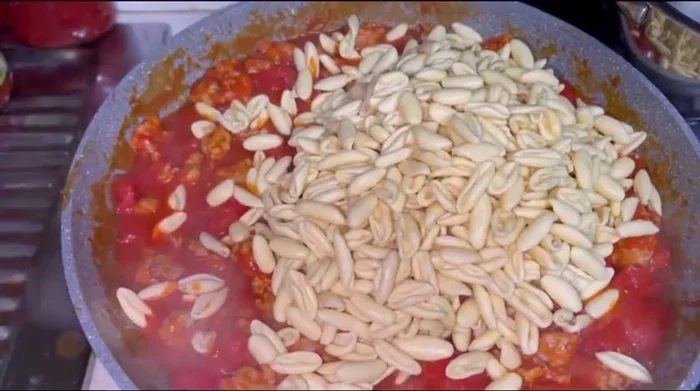 Aggiungere i cavatelli (freschi) direttamente nella padella (o cuocere la pasta secca separatamente). Mescolare e aggiungere altra acqua di cottura se necessario. (Aggiungere i cavatelli)