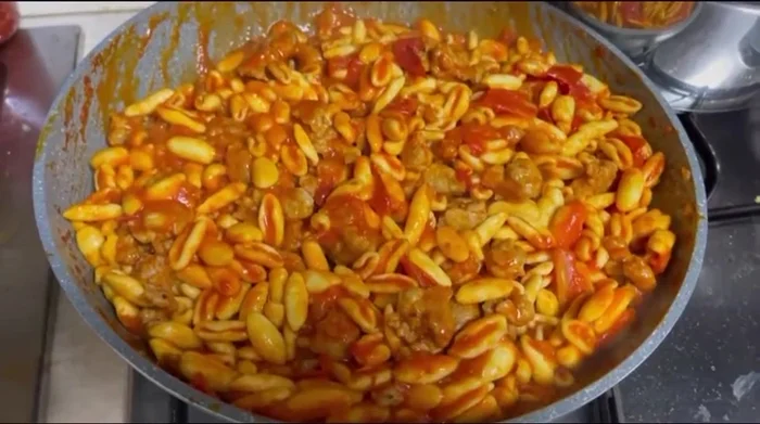 Una volta cotta la pasta, aggiungere la robiola e mescolare bene per farla sciogliere. (Aggiungere la robiola alla pasta)