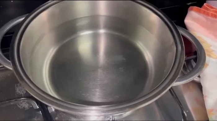 Mettere sul fuoco una pentola con acqua per la pasta e portarla a bollore. (Iniziamo con l'acqua per la pasta).