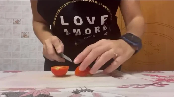 Tagliare i pomodorini a metà, poi di nuovo a metà e infine in quattro parti. (Tagliare i pomodori).