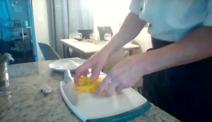 In una padella di ghisa calda, aggiungere l'olio d'oliva, l'aglio tritato e soffriggere leggermente.