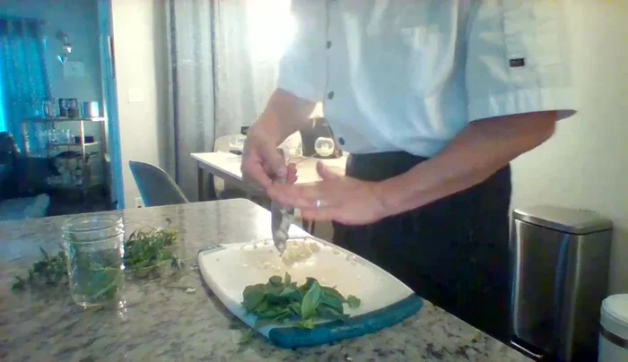 Unire la salsa di pomodoro e cuocere fino a quando il sugo si addensa.