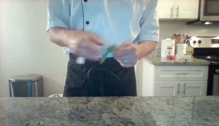 Servire caldo, guarnendo con basilico fresco e parmigiano grattugiato.