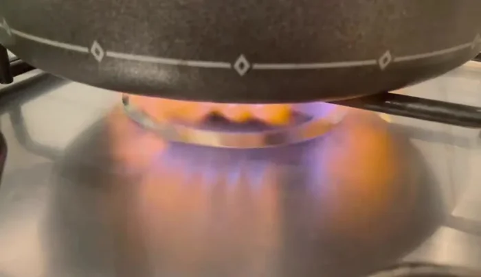 Rosolare le zucchine nella padella a fuoco medio.