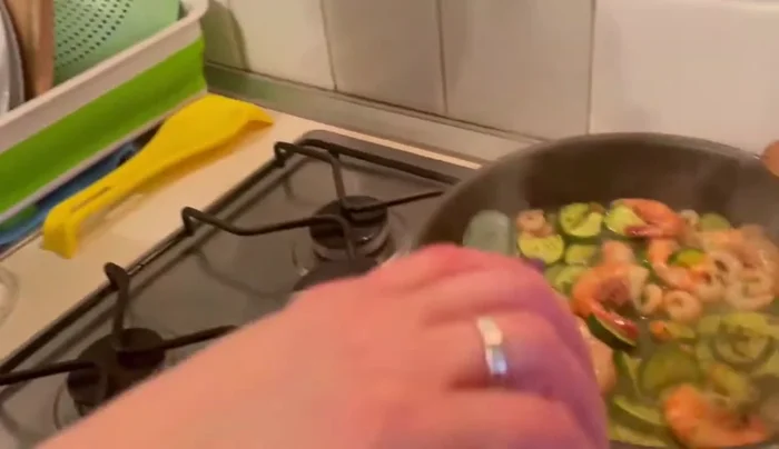 Sfumare con un po' di vino bianco (facoltativo).