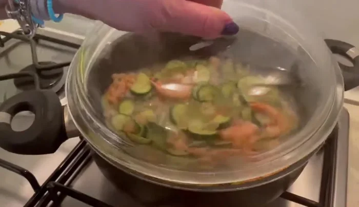 Coprire e lasciare cuocere il sugo per circa 20 minuti.
