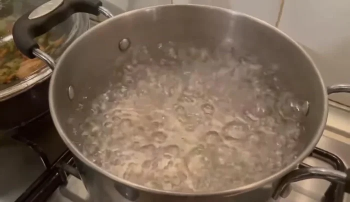 Cuocere gli strozzapreti in acqua bollente salata.
