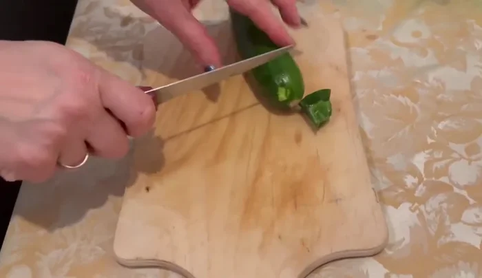 Tagliare le zucchine a rondelle.