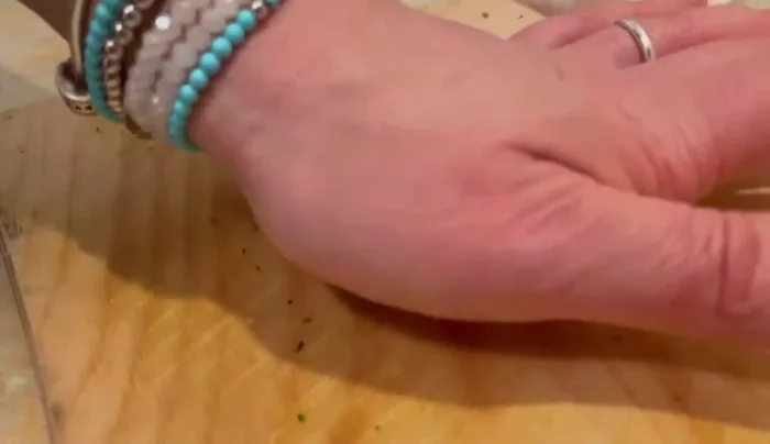 In una padella, aggiungere l'aglio schiacciato (2-3 spicchi a seconda del gusto), olio e prezzemolo.