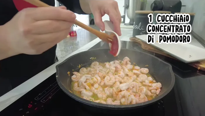 Unire il concentrato o la passata di pomodoro, il pepe nero e cuocere per altri due minuti.