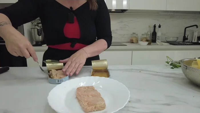 Aggiungere il salmone (già cotto, se si usa quello in scatola; se fresco, aggiungerlo insieme ai gamberi).