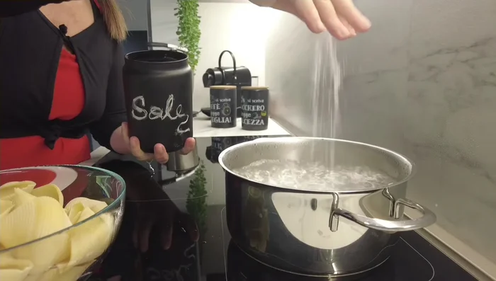 Cuocere i conchiglioni in acqua bollente salata al dente (un minuto in meno rispetto al tempo di cottura indicato sulla confezione).