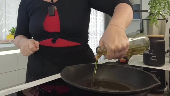 In una padella, soffriggere il trito nell'olio.
