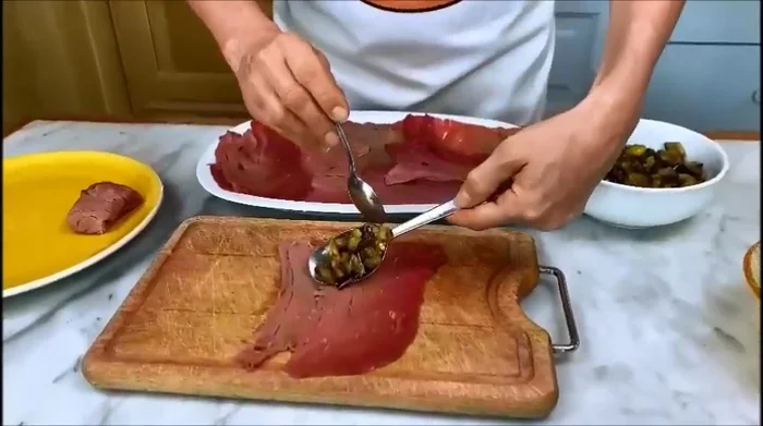 Sopra ogni fetta, mettete le melanzane e dei pezzetti di scamorza.