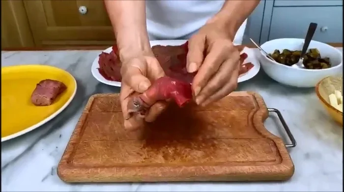 Arrotolate la carne e ripiegate i lati.