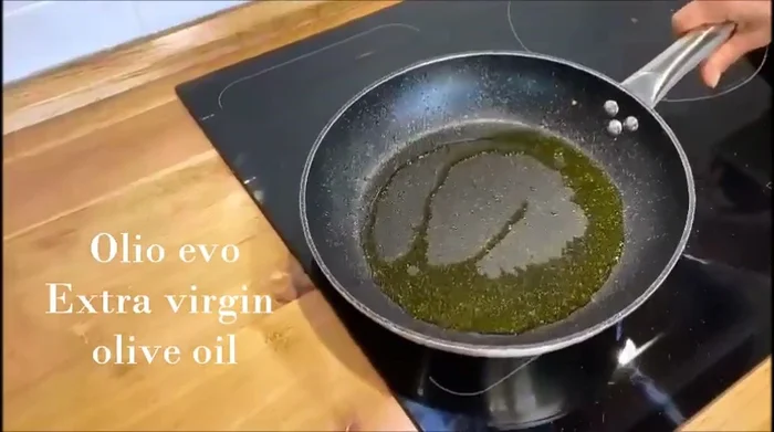 Aggiungete un filo d'olio nella stessa padella che avete cotto le melanzane e adagiate gli involtini.