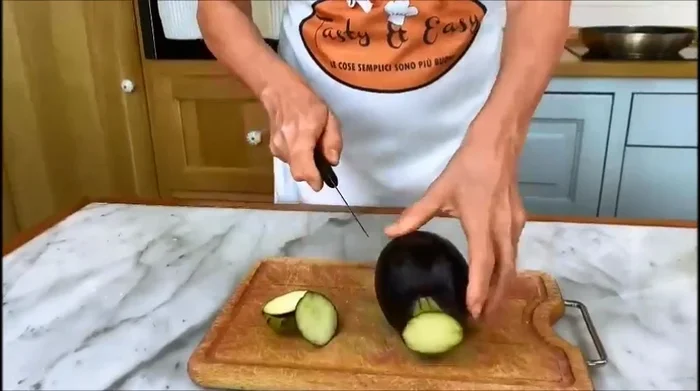 Tagliate le melanzane a dadini.