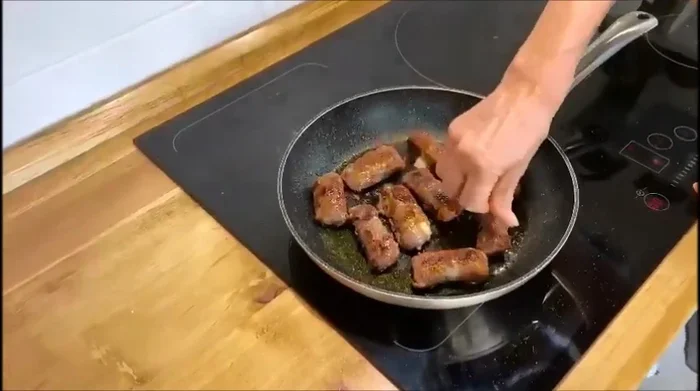 Alla fine, aggiustate di sale e cuocete su tutti i lati fino a quando formeranno una crosticina.