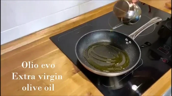 Mettete l'olio nella padella e aggiungete le melanzane. Aggiustate di sale.