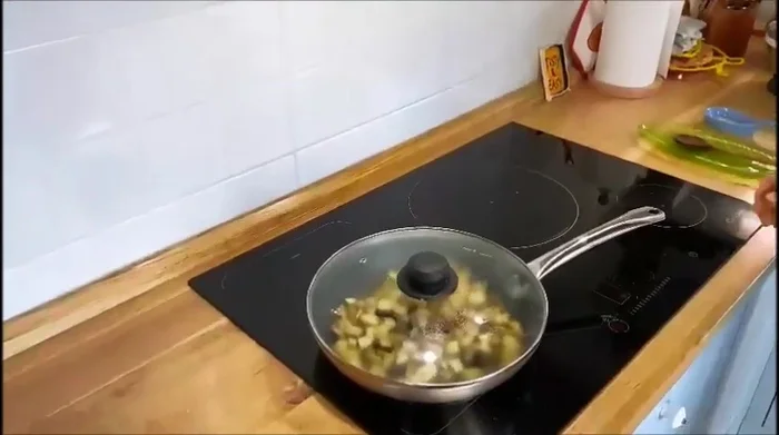 Coprite e fate cuocere le melanzane fino a doratura, mescolando di tanto in tanto. Dopo dieci minuti, scopritele e fate cuocere per altri due minuti senza coperchio.