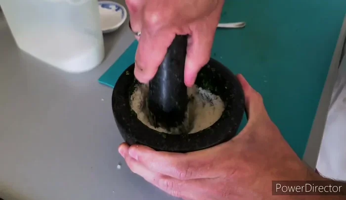 Aggiungere il parmigiano reggiano in due volte.