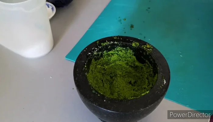 Aggiungere l'olio a filo, continuando a mescolare.