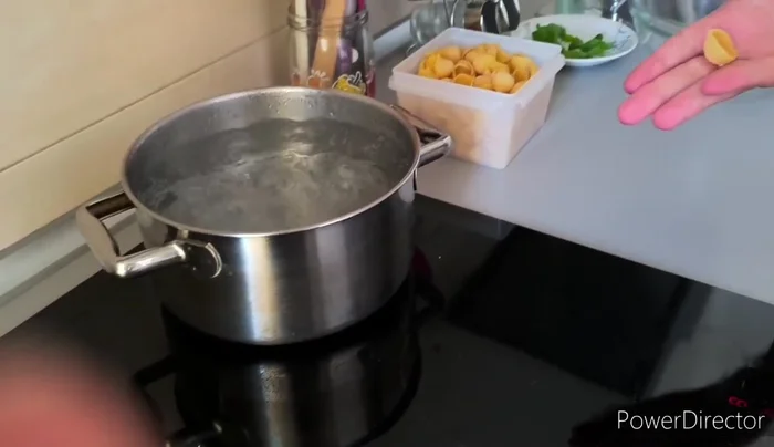 Cuocere le conchiglie.