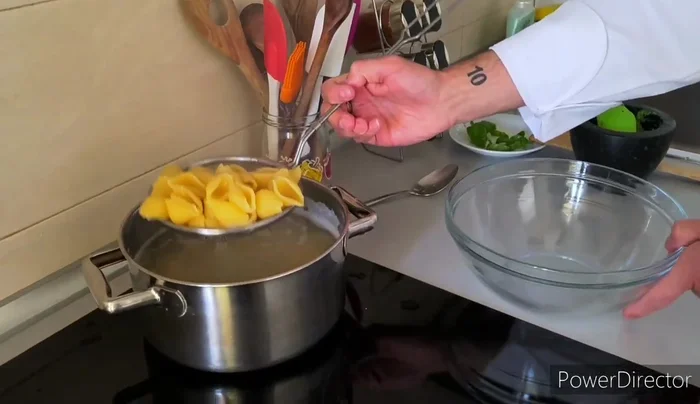 Scolare la pasta e condirla con il pesto (senza farla cuocere sul fuoco per evitare che il pesto si ossidi).
