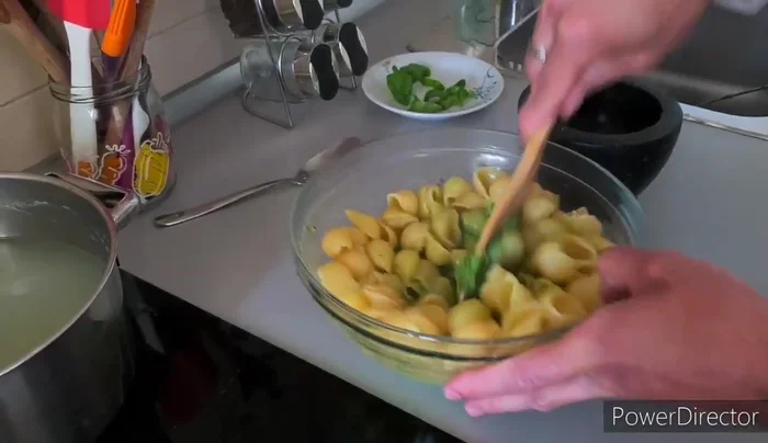 Mescolare, aggiungendo un po' di acqua di cottura se necessario per rendere il pesto più cremoso.
