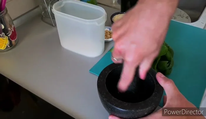Nel mortaio, pestare l'aglio fino a ridurlo in crema. (Aggiungere più aglio per un sapore più intenso).