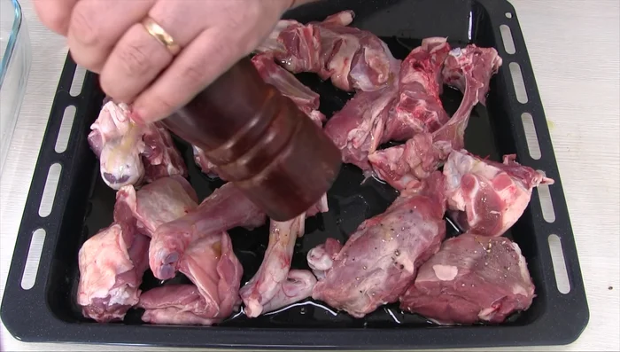 Condire l'agnello con olio extravergine di oliva, pepe, sale, aglio pestato, rosmarino e salvia (freschi o secchi).