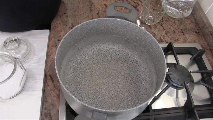 Sbollentare le patate in acqua con aceto (bianco o di mele) e sale per 3 minuti a fuoco vivo, poi scolare.