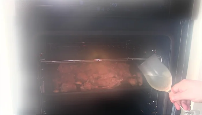 Dopo 10 minuti di cottura dell'agnello, aggiungere il vino bianco.