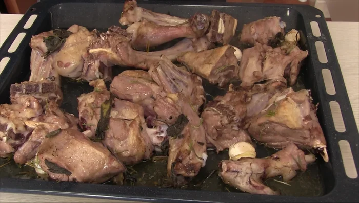 Aggiungere le patate sbollentate e ben distribuite sulla teglia. Cuocere per altri 5 minuti.