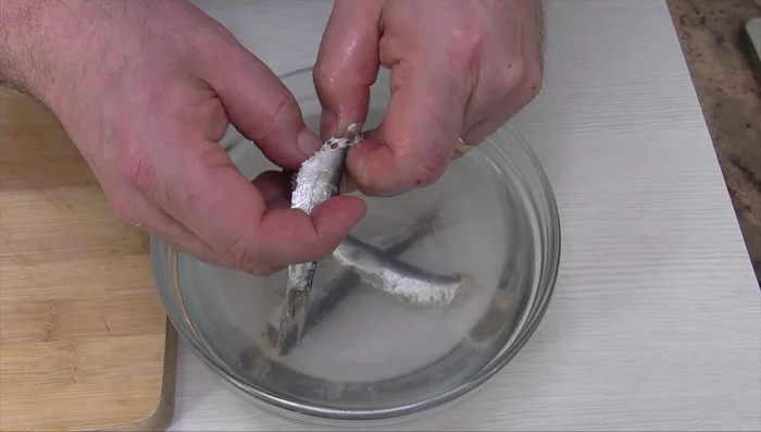 Preparare la cremina: pulire le acciughe, ammorbidirle in acqua fredda per 30 minuti. Tritarle finemente con rosmarino fresco, aglio e aceto.