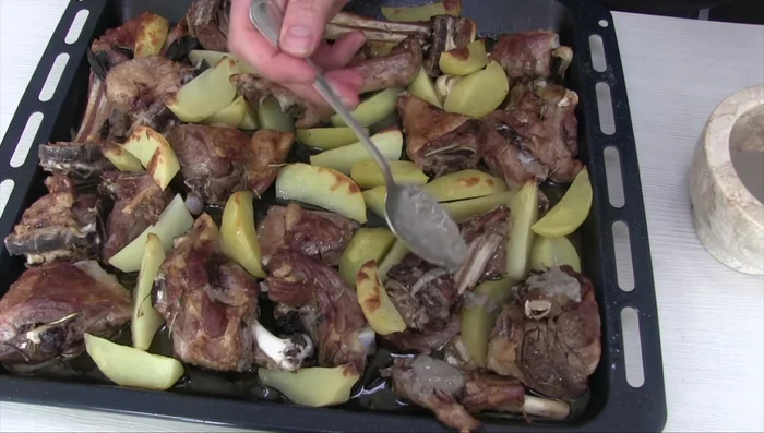 Aggiungere la cremina all'agnello e alle patate negli ultimi 5 minuti di cottura.