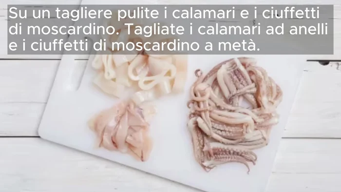 Pulite i calamari e i ciuffetti di moscardino. Tagliate i calamari ad anelli e i ciuffetti a metà. Eliminate il carapace dei gamberi, lasciando solo la coda. Incidete il dorso e sfilate l'intestino. Sciacquate i pesciolini.