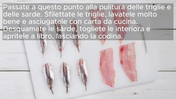 Sfilettate le triglie, lavatele e asciugatele. Desquamate le sarde, eliminate le interiora e aprite a libro, lasciando la codina. Sciacquate e tamponate con carta da cucina.