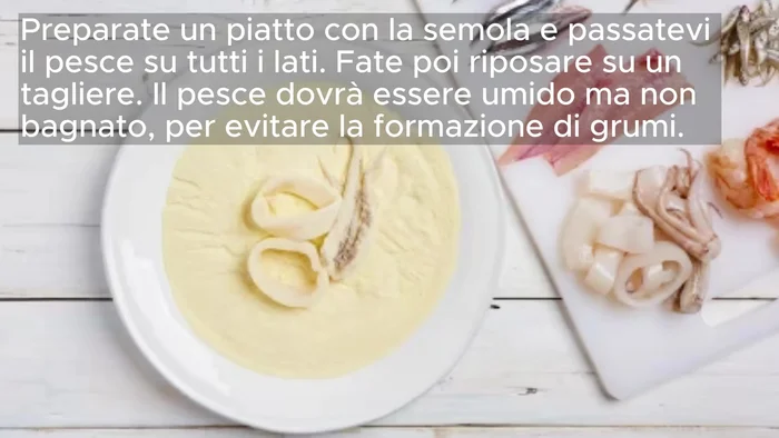 Passate il pesce pulito nella semola da tutti i lati, facendolo riposare su un tagliere. Il pesce deve essere umido, ma non bagnato per evitare grumi.