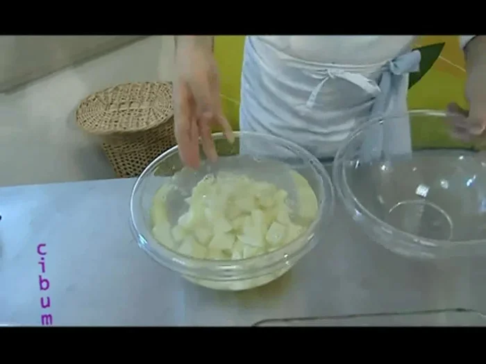Lavare bene le patate per rimuovere l'amido in eccesso.