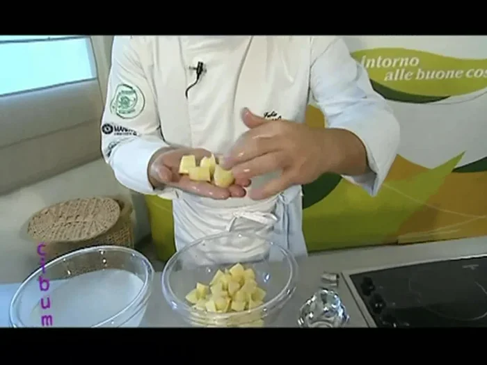 Sbollentare le patate in acqua bollente salata per circa 1-1,5 minuti. Questo passaggio aiuta a rimuovere ulteriormente l'amido e a creare una crosticina croccante.