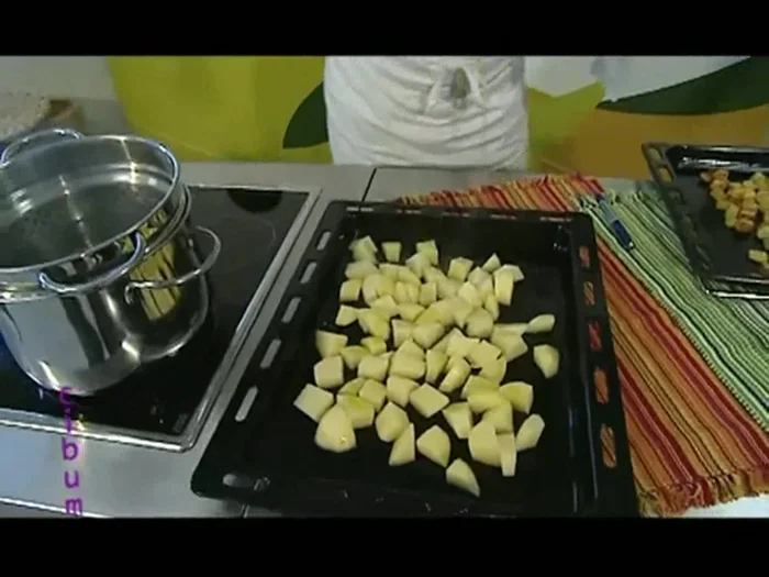 Infornare in forno preriscaldato. Girare le patate a metà cottura per una doratura uniforme.